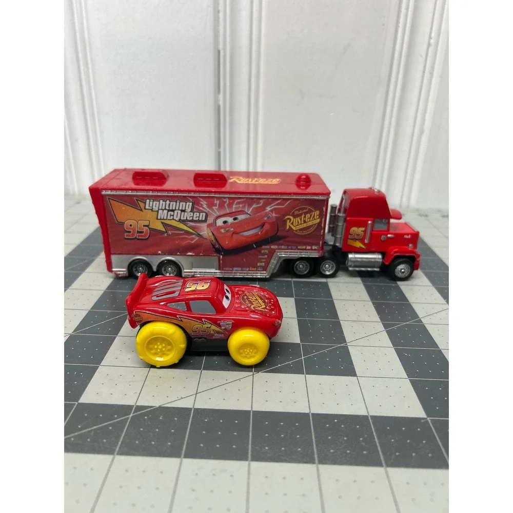 Disney Pixar Cars Mack Hauler & Lightning McQueen Hydro Wheels Toy Set